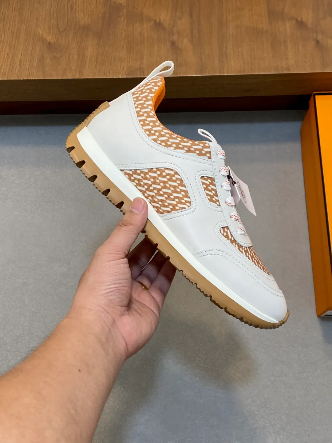 Men's shoes 💰860 Hermès/Hermès official GRAMME men's sports and running casual shoes. Made of jacquard calfskin technical fabric combination. The smooth lines of the upper highlight the sports fashion style. HERMES special jacquard webbing. The outsole is made of foam shock absorption and EVA injection bottom sheet. It is a double-layer hand-made combination. The whole shoe is very comfortable, light and extremely stable after being put on. Casual and simple style. Men's shoes 39 40 41 42 43 44